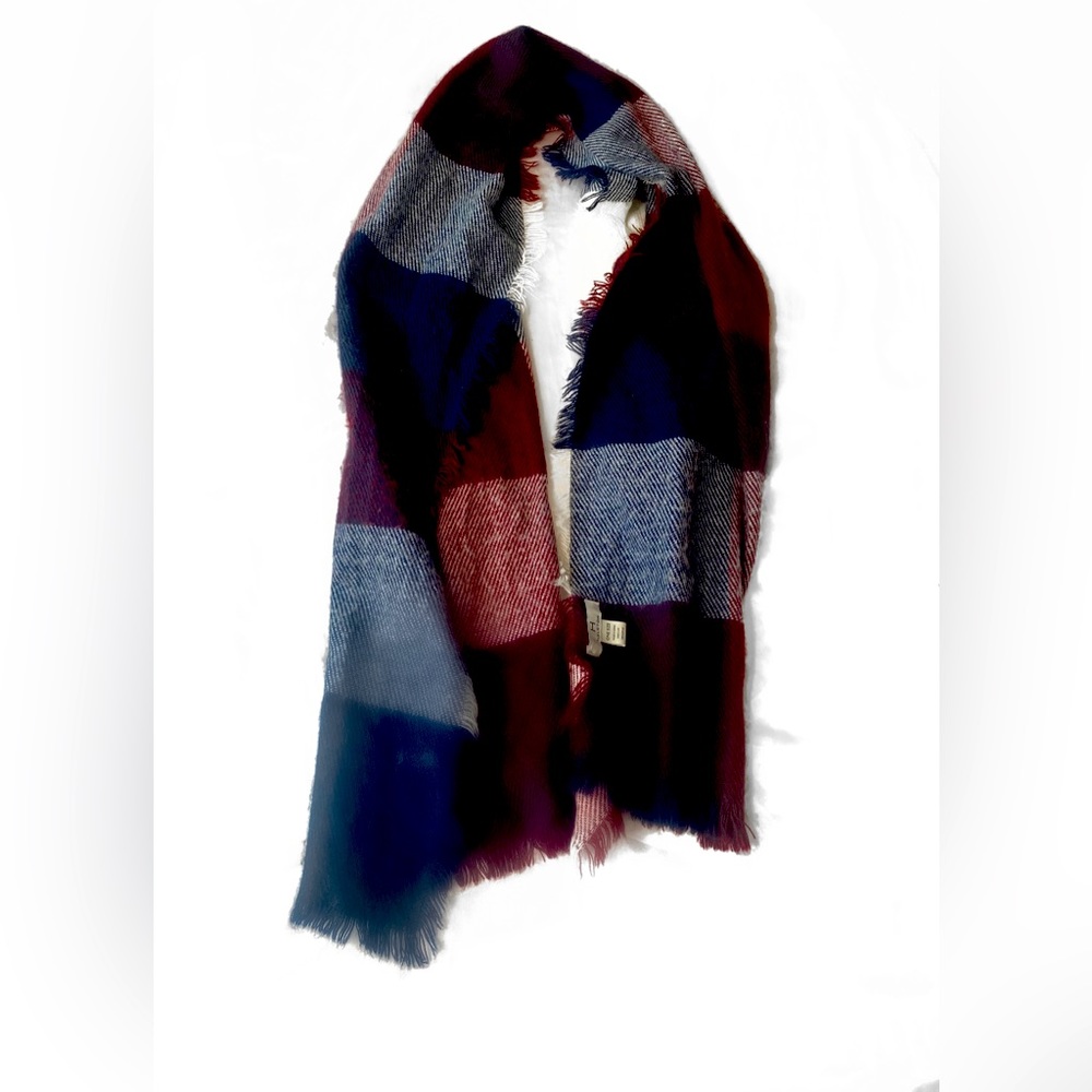 One size Halston scarf, color multi, pattern plaid.